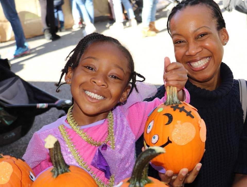 Pumpkin Patch smiling child 和 parent